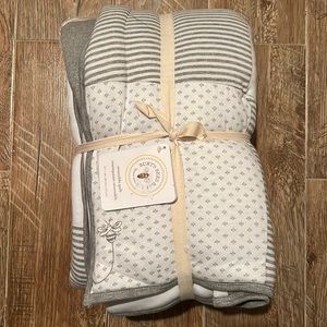New Burt’s Baby Gray/White Reversible Quilt